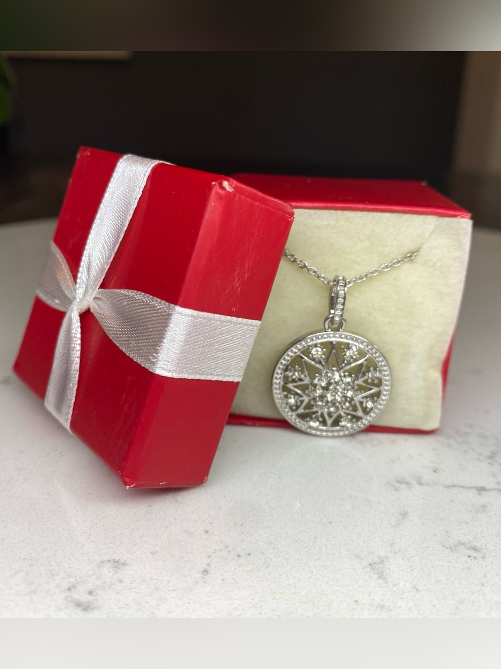 2007 Avon Snowflake Necklace Silver Tone Rhinestone Crystal NIB